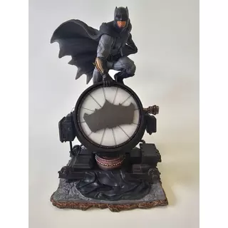 OUTLET Iron Studios Zack Snyder’s Justice League - Batman on Batsignal Deluxe Statue Art Scale 1/10