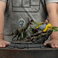 Iron Studios Jurský park - Dennis Nedry potkává dilophosaura Socha Deluxe Art Scale 1/10
